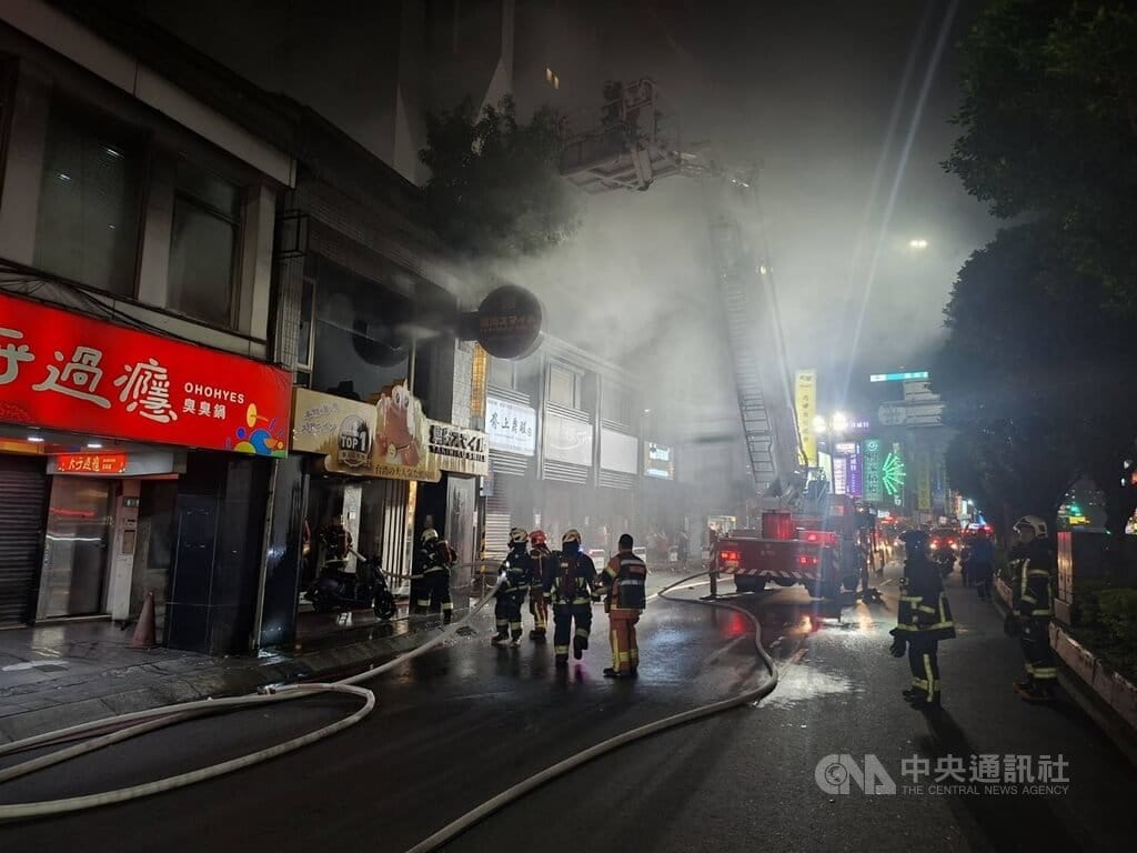 新北市三重區某燒肉店20日晚間發生火警，警消獲報迅速滅火，共9人獲救送醫治療。（翻攝照片）中央社記者王鴻國傳真　115年9月20日