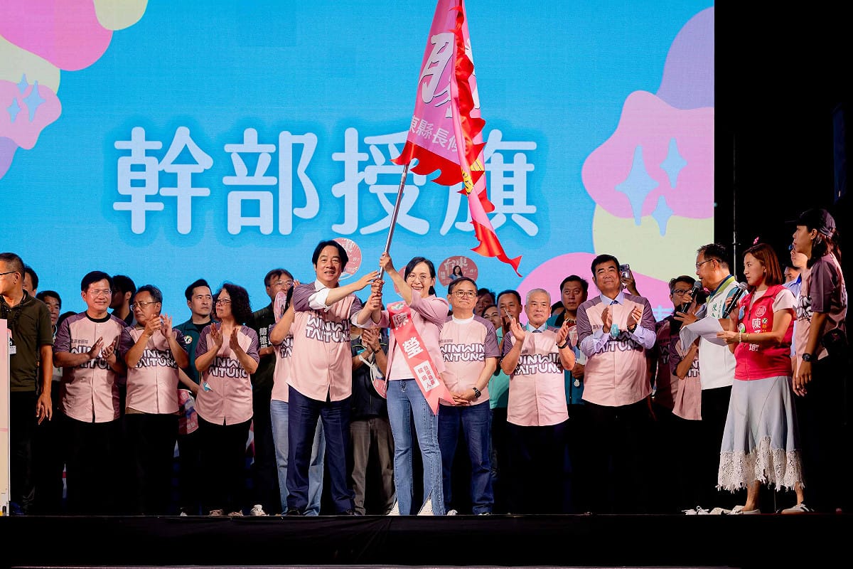 民進黨主席賴清德今（20日）晚間出席陳瑩台東縣長競選總部成立大會，親自授旗力挺，並宣布中央將全面支持陳瑩提出的長輩照顧、交通建設、醫療平權及新興產業等「四大承諾」。 圖：陳瑩競選總部提供