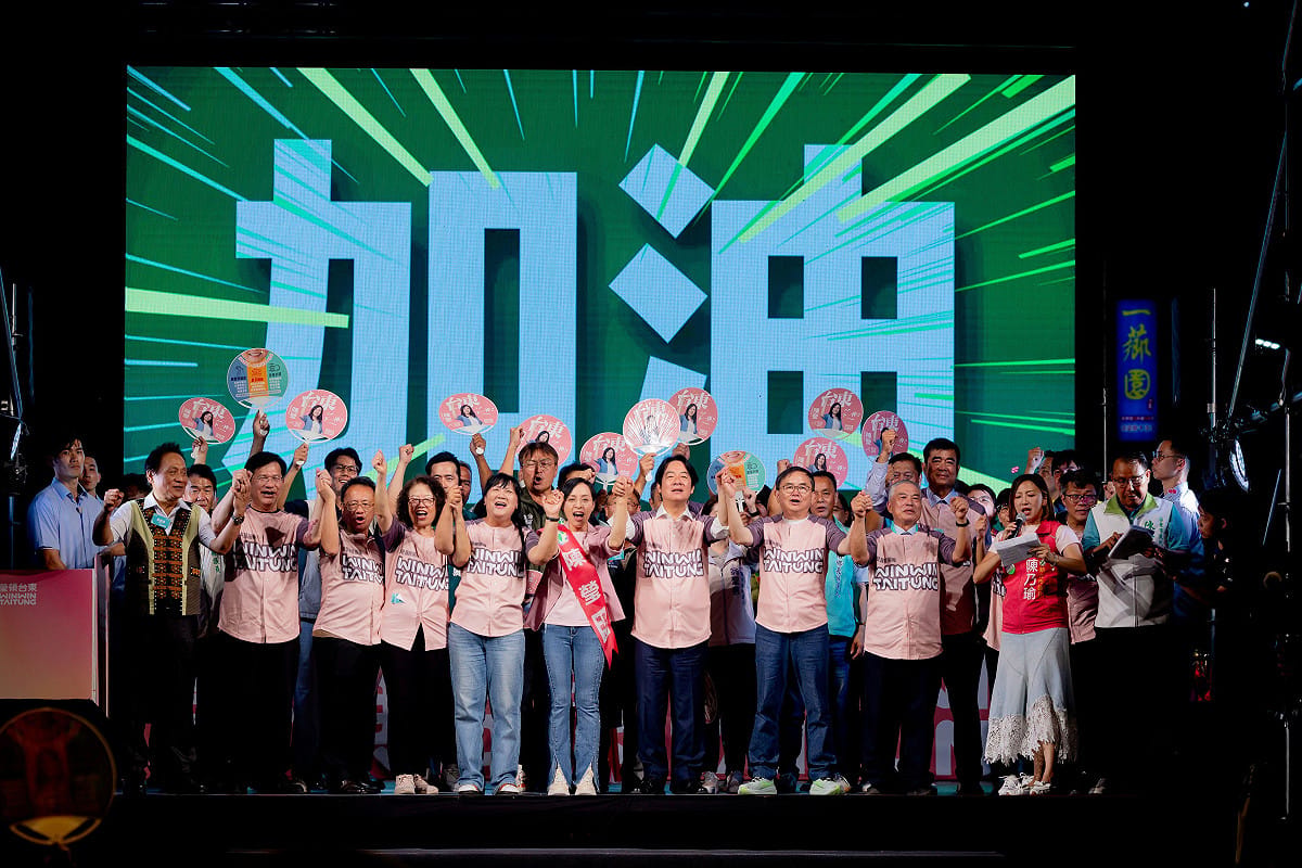 民進黨台東縣長參選人陳瑩（中）20日成立競選總部，黨主席、總統賴清德（前右5）及外交部長林佳龍（前左2）、前立委劉櫂豪（前右4）等人均到場，展現大團結。 圖：陳瑩競選總部提供