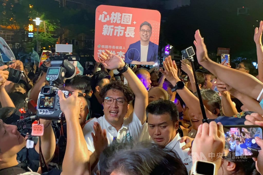 民進黨台北市長參選人沈伯洋（中）20日晚間走訪桃園市中壢夜市，不少支持者早早就到場等候，人潮擠爆。中央社記者吳睿騏桃園攝　115年9月20日 圖:中央社提供