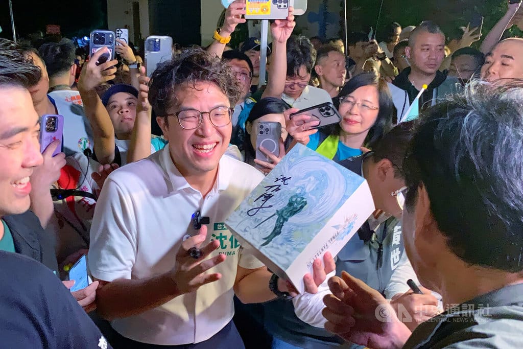 民進黨台北市長參選人沈伯洋（中）20日晚間赴桃園市中壢夜市，現場擠滿眾多支持者排隊等候簽名合照，甚至從人行道延伸到馬路上。中央社記者吳睿騏桃園攝　115年9月20日 圖:中央社提供