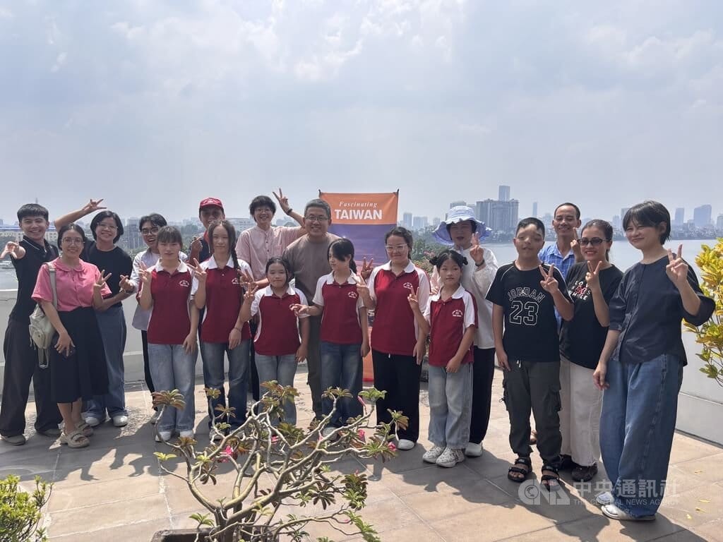 結合中秋節和兒童節的雙重意義，駐越南代表劉世忠20日在官邸舉辦年度中秋感恩餐會，邀請在越南的台灣NGO、太平商會及當地青年共享台式烤肉趴。中央社記者曾婷瑄河內攝115年9月21日 圖：中央社提供