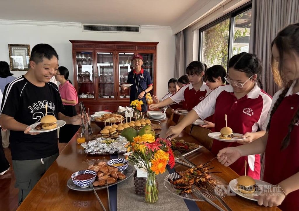駐越南代表劉世忠20日舉辦中秋感恩餐會，今年主題是連結台越社會的愛心行動，邀請越南台灣協會與受助孩童、青年，現場準備的台灣中秋烤肉、烤熱狗、台式香腸與漢堡，大受歡迎。中央社記者曾婷瑄河內攝115年9月21日 圖：中央社提供