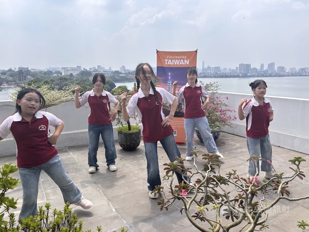 國際SOS兒童村為專為照顧孤兒或弱勢孩童的機構，太平商會認養SOS育幼院30位孩童已邁入第8年，展現越南台商的愛心。孩童為20日中秋感恩帶來舞蹈與歌唱表演。中央社記者曾婷瑄河內攝115年9月21日 圖：中央社提供