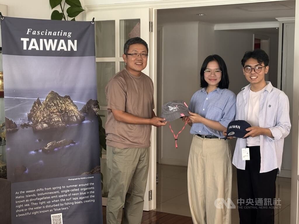 越南家扶基金會獎學金學生陶氏秋莊（中）和楊明林（左）也受邀參加20日的中秋感恩餐會，並獲駐越南代表劉世忠（右）贈送的台灣伴手禮。兩人表示，與台灣人交流的過程中，獲得了最珍貴的情感。中央社記者曾婷瑄河內攝115年9月21日 圖：中央社提供