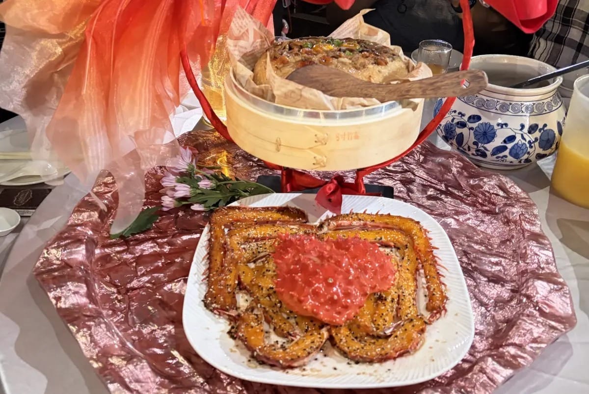 「鍘美藝術節」重頭戲「辦桌觀戲」菜色澎湃，赫見整隻帝王蟹上桌。 圖：翻攝自Threads@calil.tsai