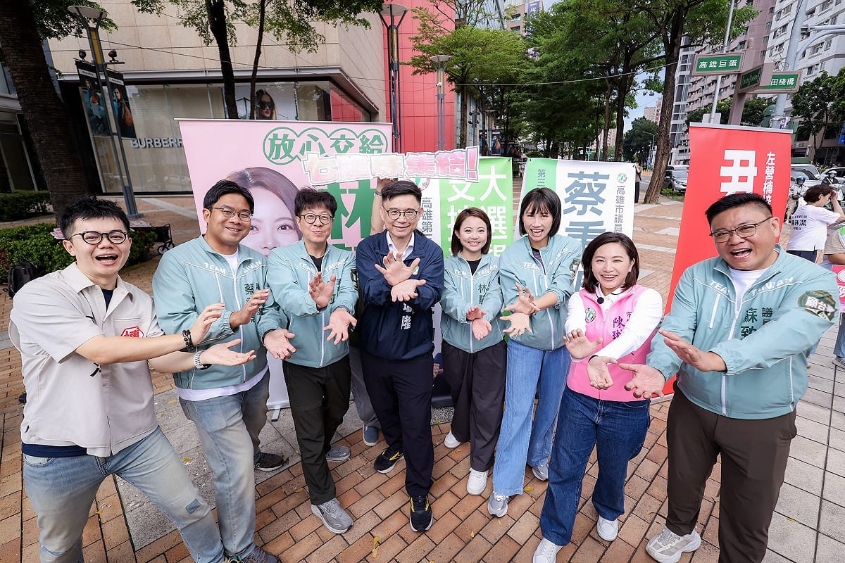賴瑞隆(左四)與張博洋、蔡秉璁、尹立(左一至左三)及蘇致榮、陳琳潔、黃敬雅、林慧欣(右一至右四)，各自手持一顆「龍珠」，打造「 七『 隆』珠集結，召喚神『隆』」的趣味畫面。 圖：尹立競辦／提供