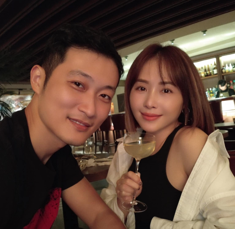 吳淑敏與國標舞老師葉家霖在2019年結婚，婚後育有一子。怎料近期吳淑敏遭目擊現身高雄家事少年法院，隨後更爆出男方曾在吵架時情緒失控亂摔東西、冷暴力等行為，婚姻疑似觸礁。 圖：翻攝自吳淑敏FB