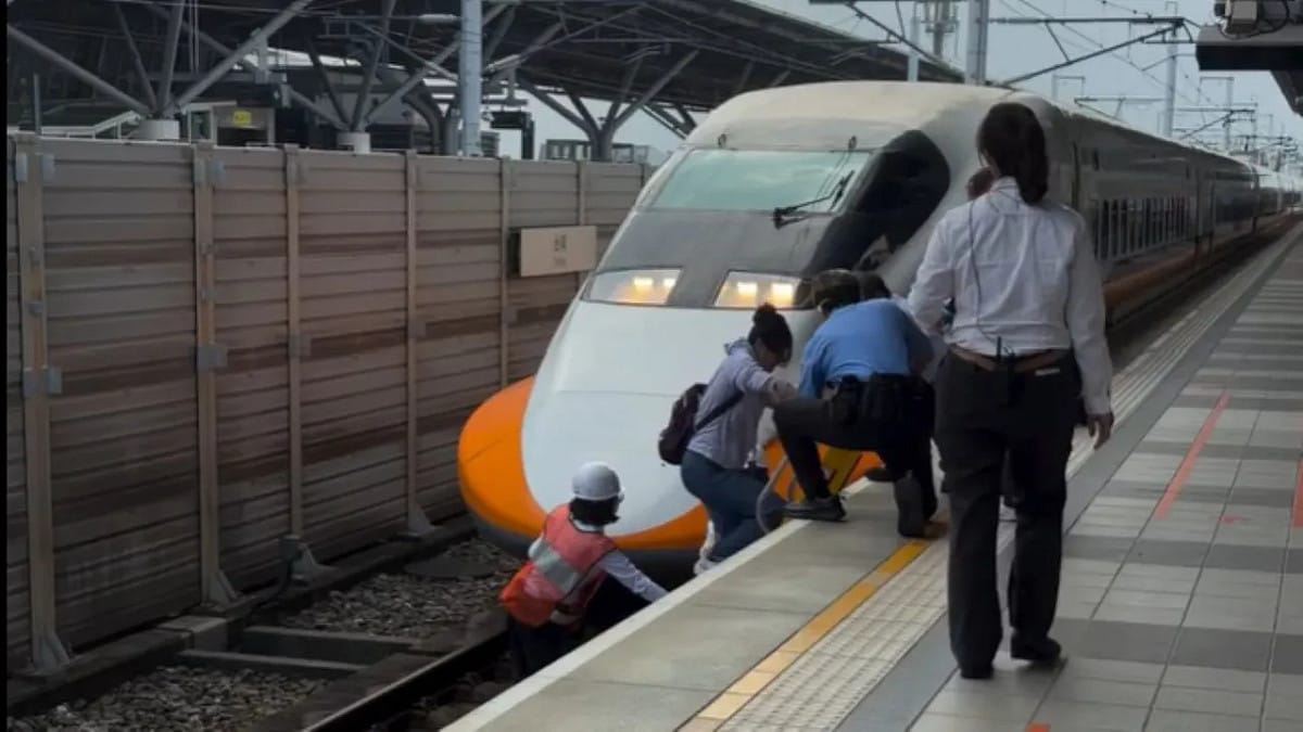 高鐵台南站上午列車進站時旅客不明原因墜落軌道，造成延誤所幸傷無礙。 圖：翻攝Threads＠jimbtcusdt