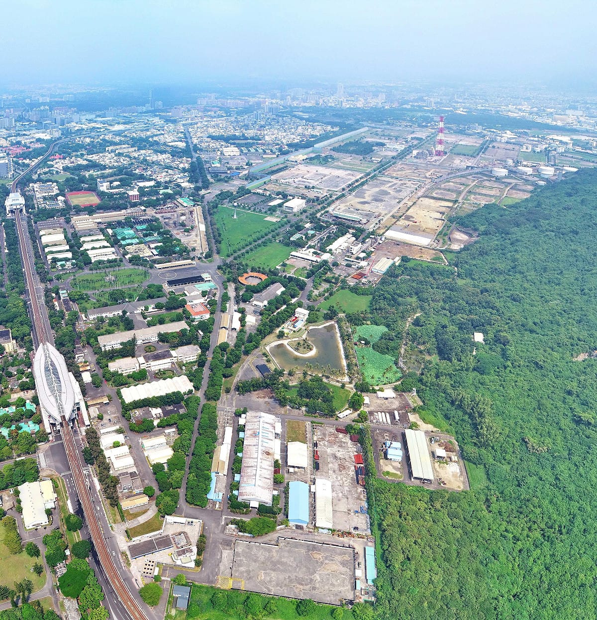 「高市府加速中油高煉廠土壤及地下水污染整治，為台積電高雄設廠準備用地。」 圖：高市府都發局提供