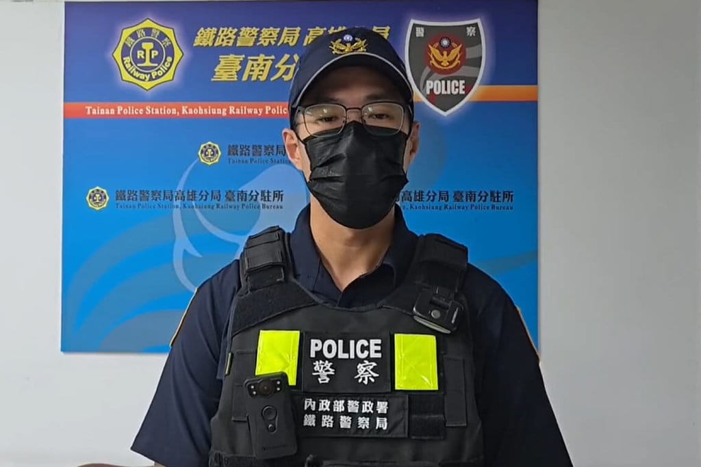 鐵路警察局高雄分局台南分駐所所長劉柏均（圖）21日受訪說明，高鐵台南站一名女性旅客疑身體不適跌落軌道，站務人員通報列車停車協助脫困。（鐵路警察局提供）中央社記者楊思瑞攝　115年9月21日