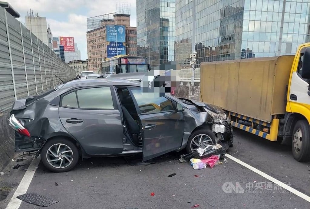 新北台一線高架道路三重段21日發生4車追撞車禍，造成8人受傷送醫，肇事原因及責任仍待警方調查釐清。（翻攝照片）中央社記者王鴻國傳真　115年9月21日