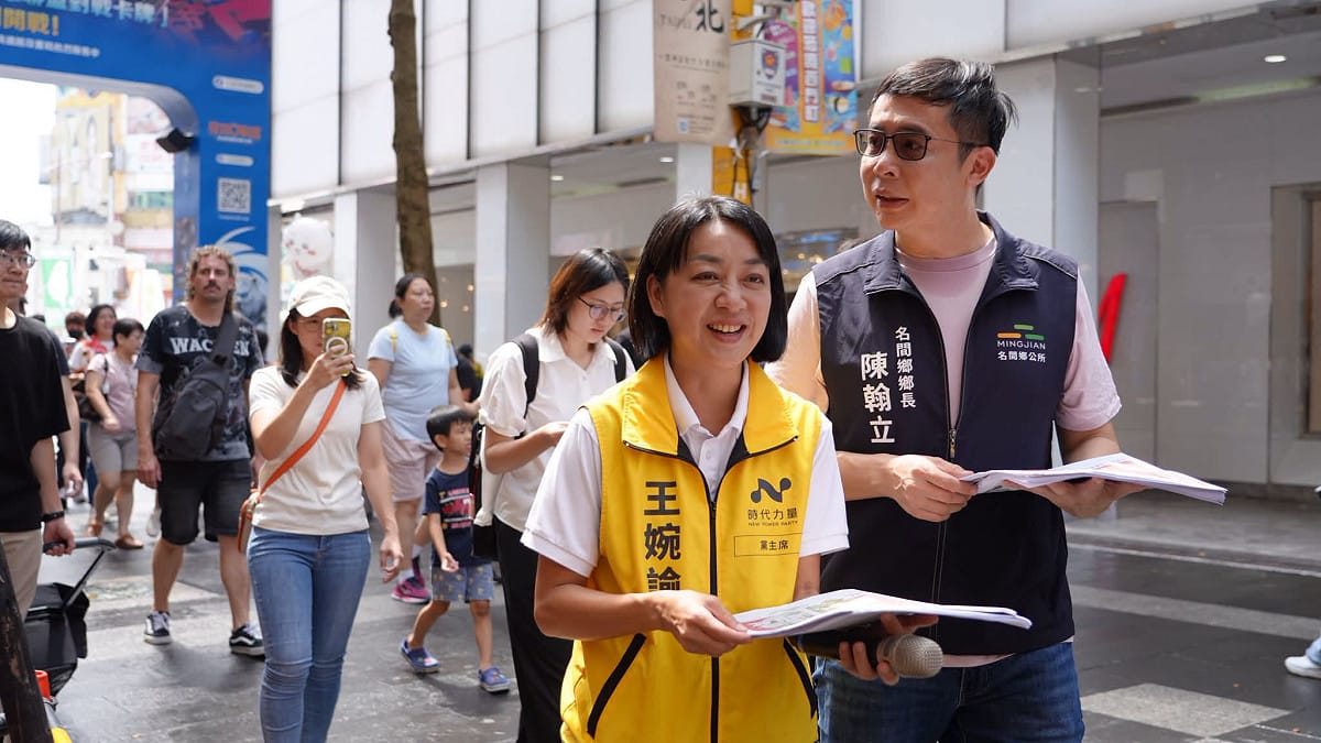 王婉諭昨（20）日偕台灣前進陣線與南投縣名間鄉長陳翰立在台北西門町派發《茗間一日報》。 圖：取自 王婉諭 FB