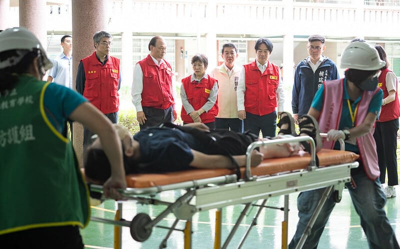 (影)視導學校地震避難掩護演練 賴清德肯定特殊生防災照顧及準備情形