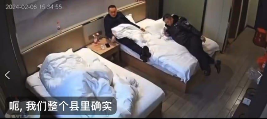 鄭帥被拘禁在邵陽縣一家賓館，公安談話被偷拍曝光。 圖：翻攝自X@GlobalMoney