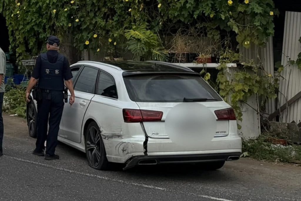 台南市警方21日盤查1輛可疑自小客車，張姓駕駛卻發動車輛衝撞警車，員警開14槍制止後逮捕張姓男子。（讀者提供）中央社記者楊思瑞台南傳真　115年9月21日