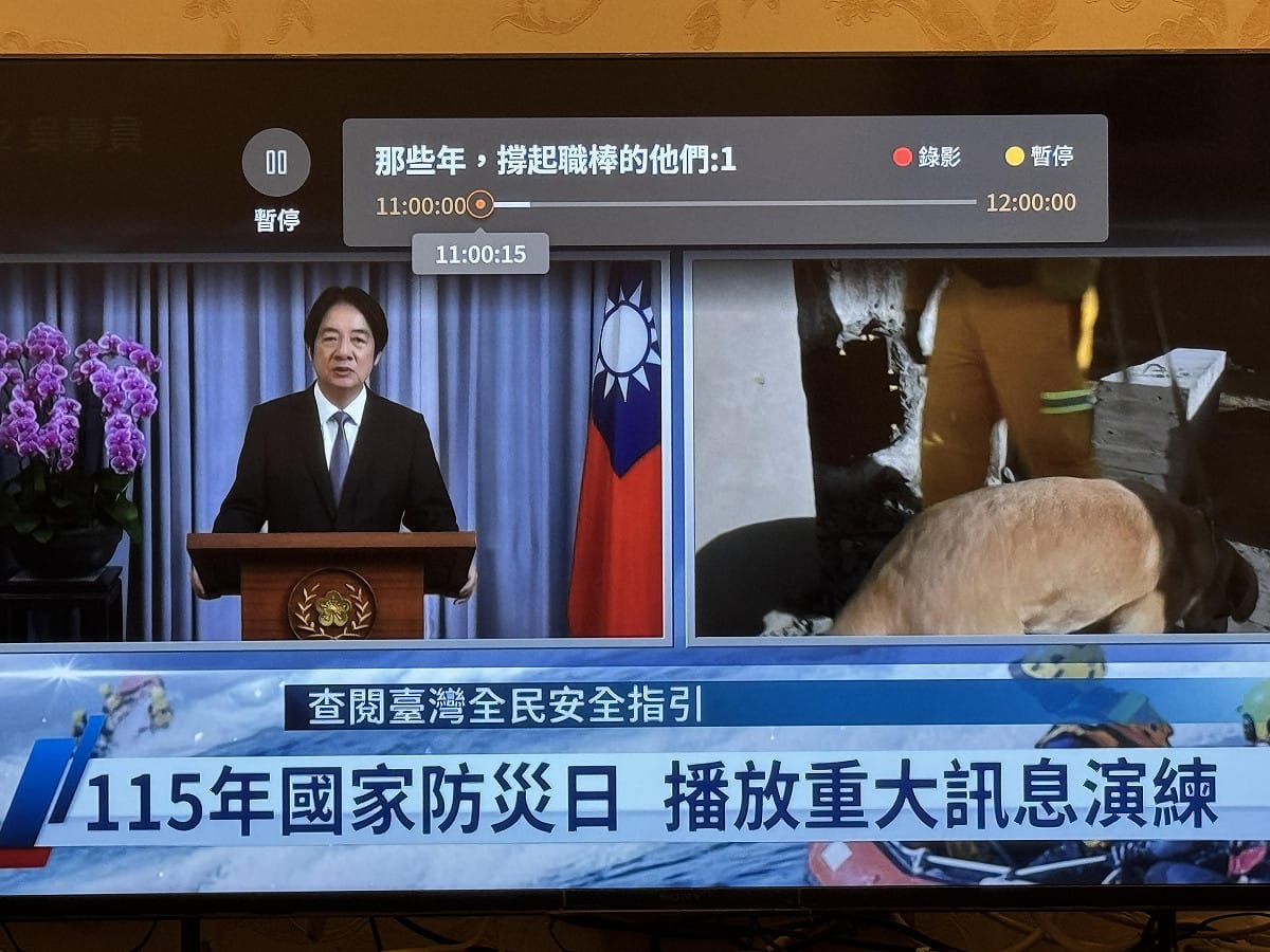 今年的防災演練於今天上午10時59分至11時1分進行，透過公視將總統預錄影片，傳送至各無線電視台；有線電視台則將用戶正在收看的頻道，同步切換至公視指定頻道播放。 圖：擷自公視畫面