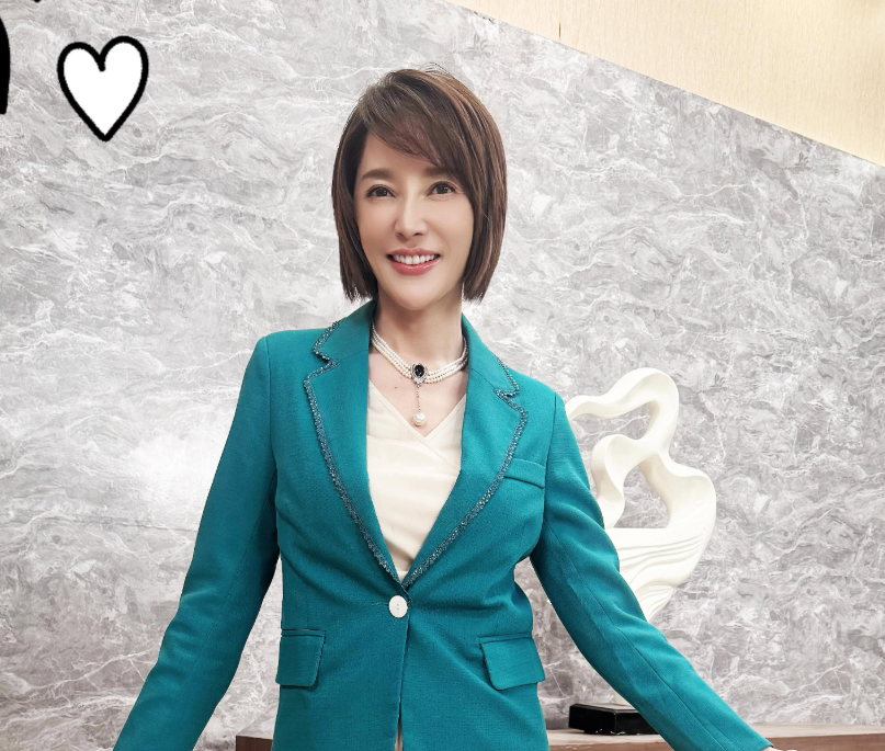 李沛綾與富商前夫戴勝利在2023年離婚，結束18年婚姻。怎料今(21)日卻傳出，李沛綾遭到前夫家暴，不只臉部、手部出現瘀青，更導致左耳幾乎聽不見。 圖：翻攝自李沛綾FB