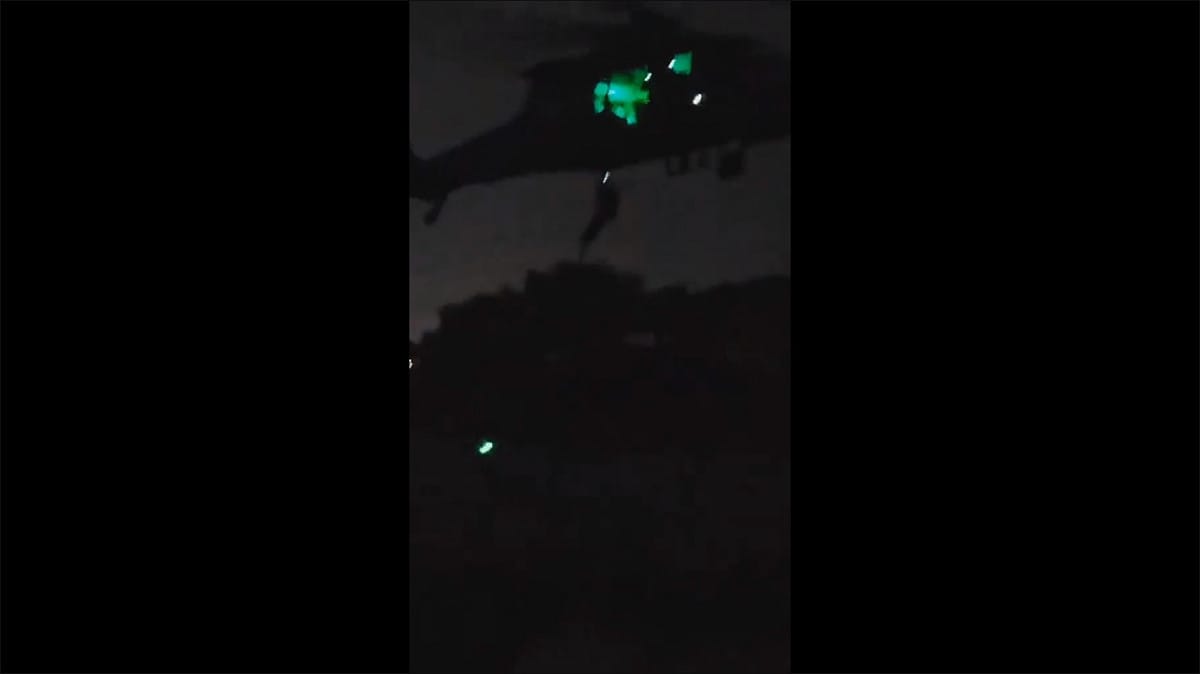 沙烏地阿拉伯近期針對葉門首都沙那發起精準打擊行動，特殊部隊垂降落地後，成功抓捕了兩名胡塞武裝的高層官員。 圖：翻攝自 @yaman_events X 帳號