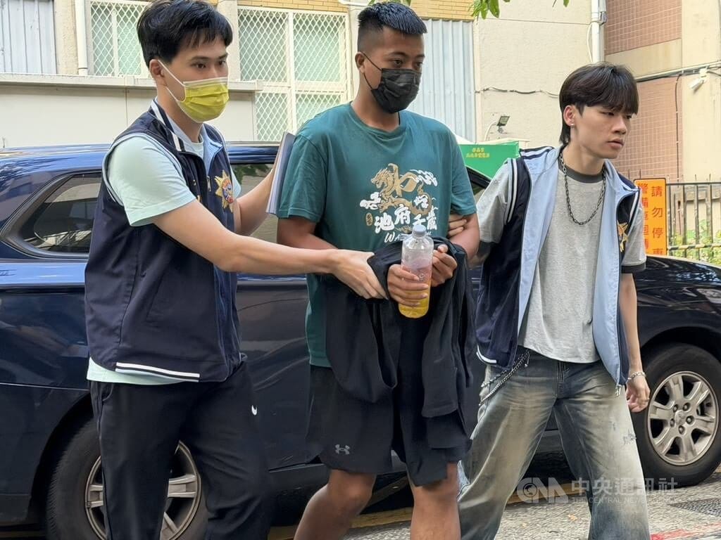 台北地檢署偵辦立委高金素梅助理張俊傑棄保逃匿案，檢警追查協助逃匿共犯，20日拘提陳姓男子及林姓男子到案。陳男（中）21日下午移送北檢複訊。中央社記者劉世怡攝　115年9月21日