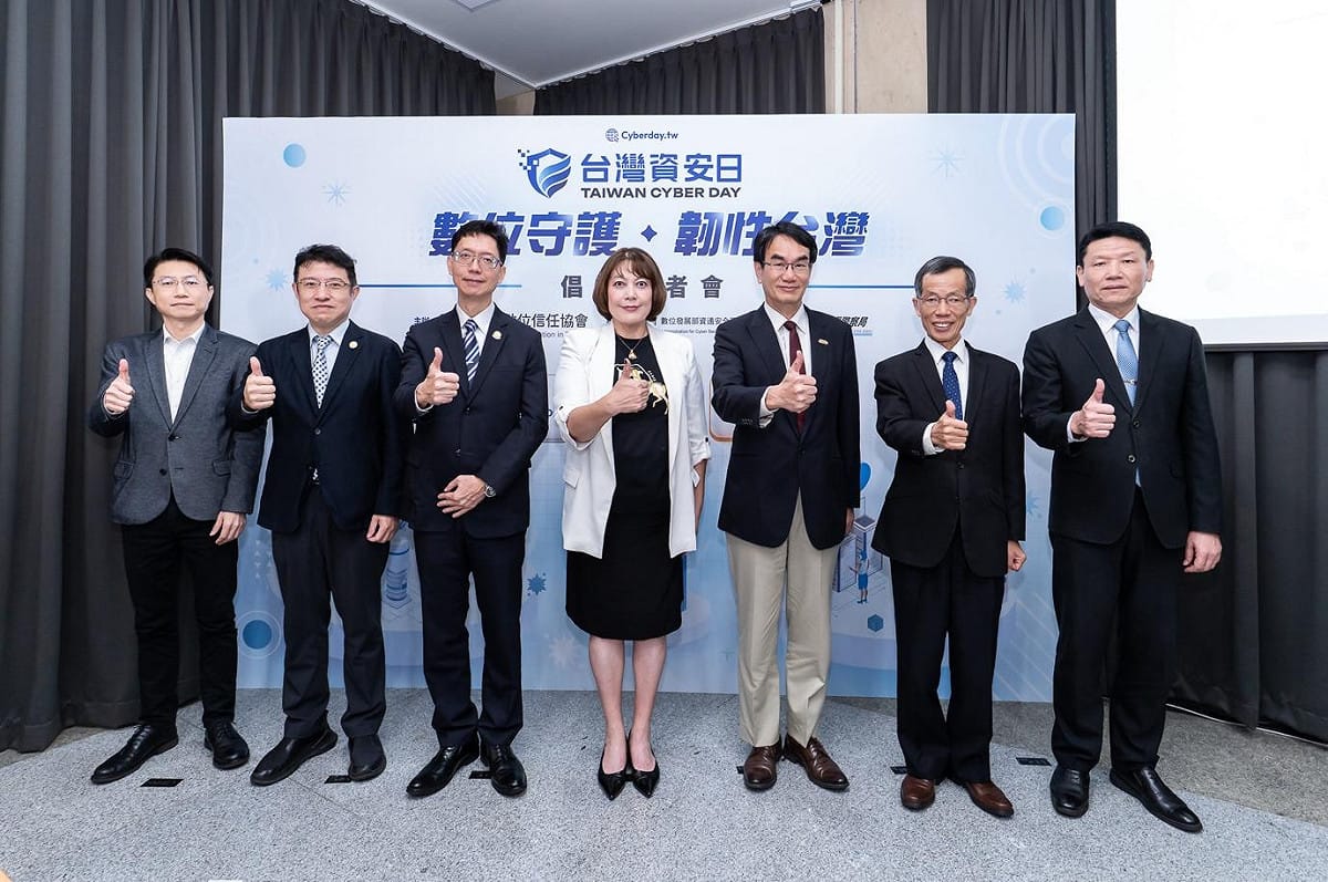 數發部長林宜敬、該協會理事長詹婷怡、數發部資安署長蔡福隆、內政部警政署刑事警察局副局長蔡燕明和法務部調查局副局長顏成安等人，今（21）天均出席記者會。 圖：台灣數位信任協會提供