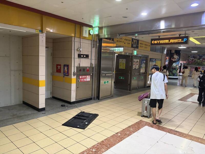 陳男大鬧台北車站地下街，涉嫌破壞現場電視螢幕。 圖：翻攝畫面