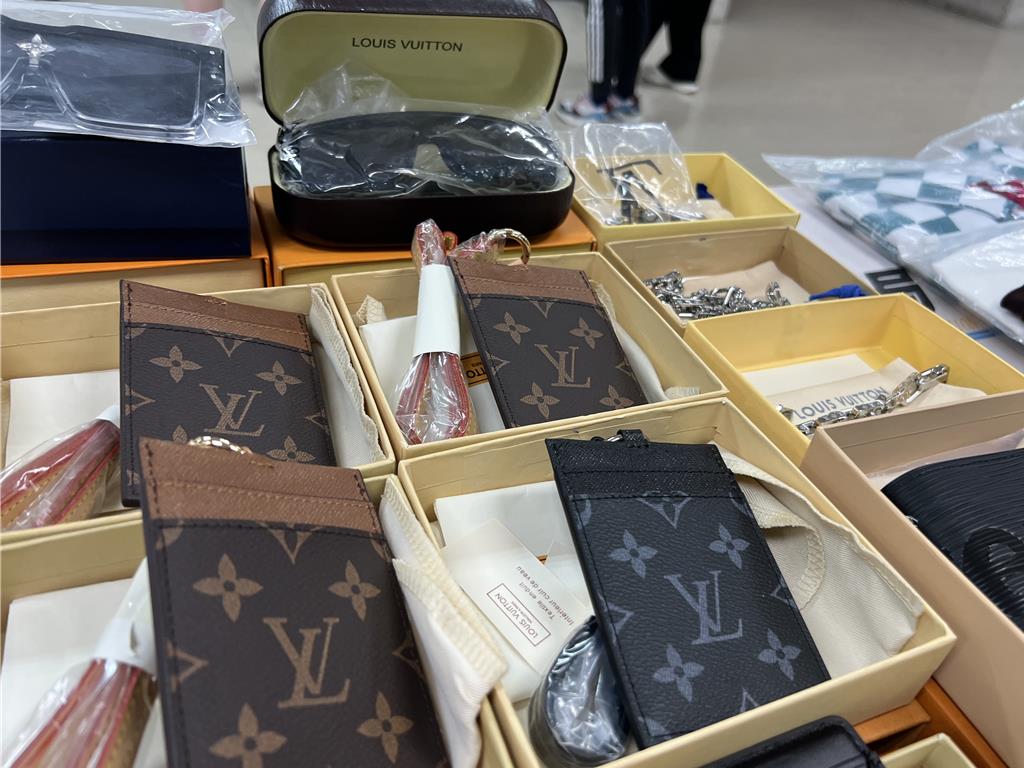 專案小組於今年6月搜索，查扣仿冒精品集團551件仿品。 圖：警方提供