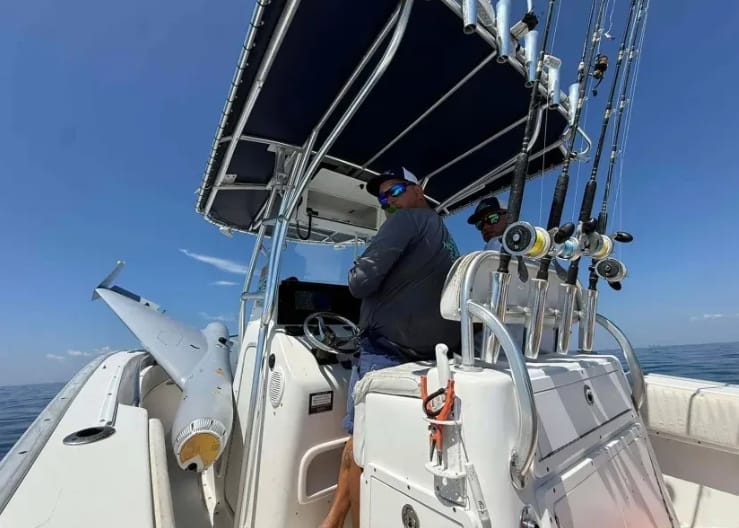 這架中型無人機佔據了釣魚船的整個船頭。 圖 : 翻攝自Facebook