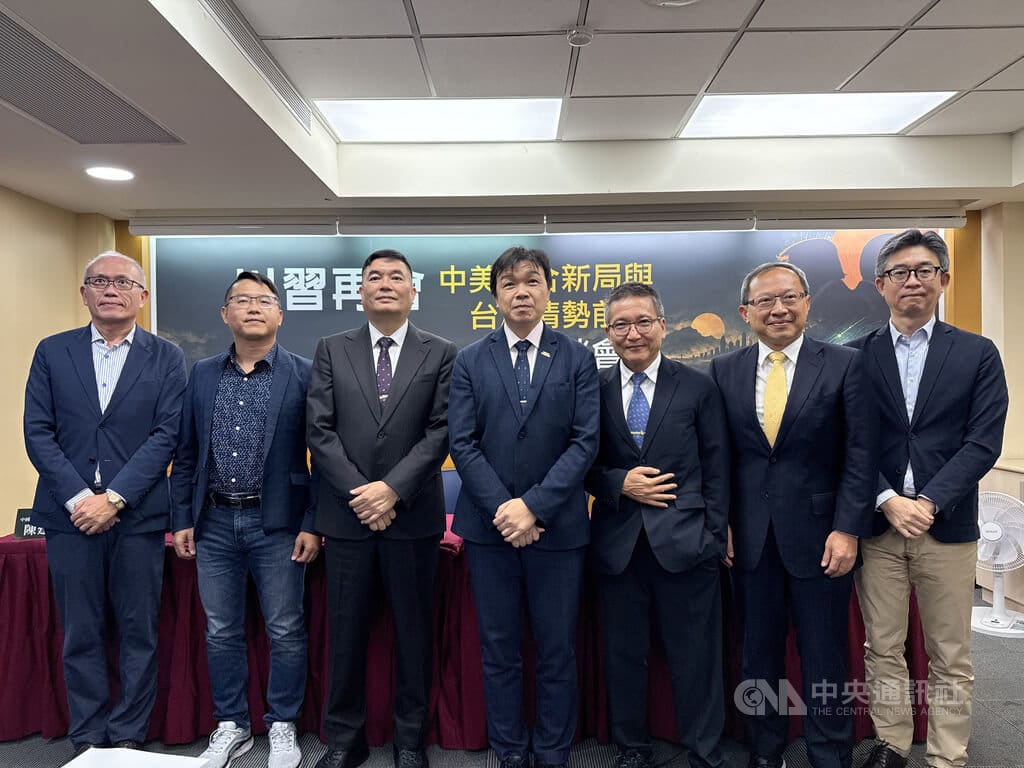 兩岸政策協會今天在台北舉辦「川習再會：中美競合新局與台海情勢前瞻」座談會，由左到右分別為淡江大學中國大陸研究中心主任陳建甫、東海大學政治學系教授邱師儀、兩岸政策協會理事長洪耀南、陸委會副主委沈有忠、淡江大學兩岸關係研究中心主任張五岳、中正大學戰略暨國際事務研究所教授趙文志、兩岸政策協會監事長譚耀南。中央社記者廖文綺攝　115年9月21日