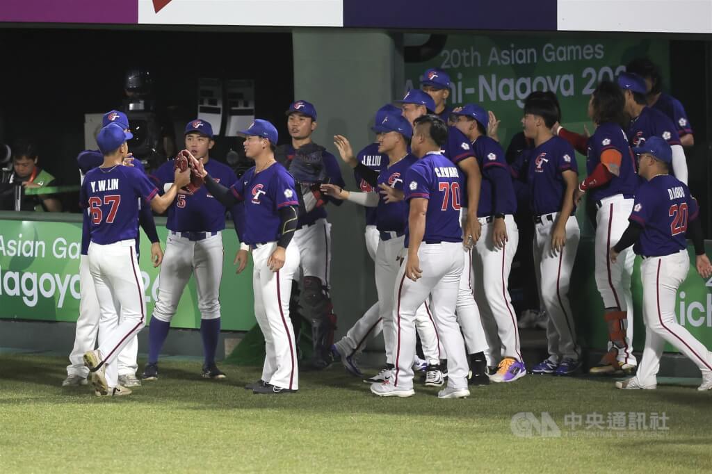 2026愛知名古屋亞運台灣棒球代表隊21日迎來預賽首戰，與韓國交手，2局台灣先發投手林佾葳（前左背對者）遭遇亂流，隨即在3局回穩投出完美表現，隊友打氣鼓勵。 中央社記者翁睿坤攝 115年9月21日