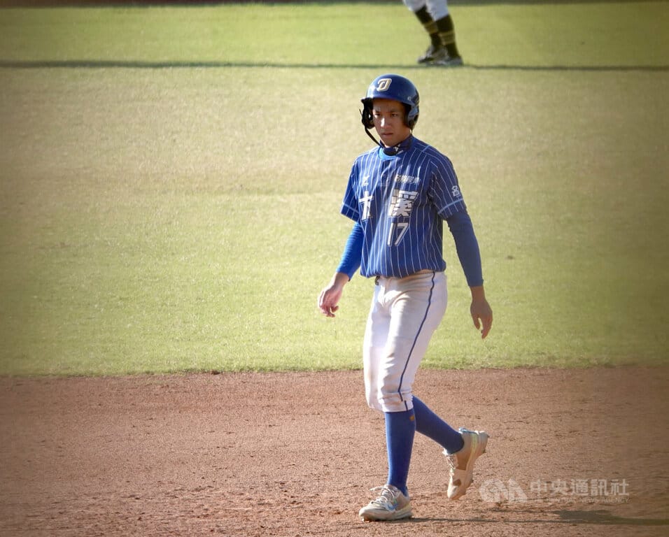 大溪高中鄭甯哲（圖）21日在桃園盃棒球賽單場2長打，絲毫無高一球員生澀感，助隊以6比1擊敗東石；總教練鄭錦繁看好「未來將成大物」。中央社記者謝靜雯攝　115年9月21日