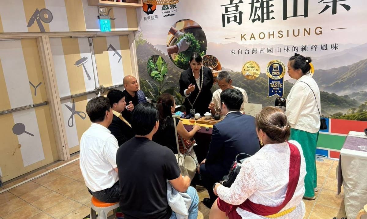 泰國旅遊業者品嚐高雄山茶。 圖：高雄市農業局／提供