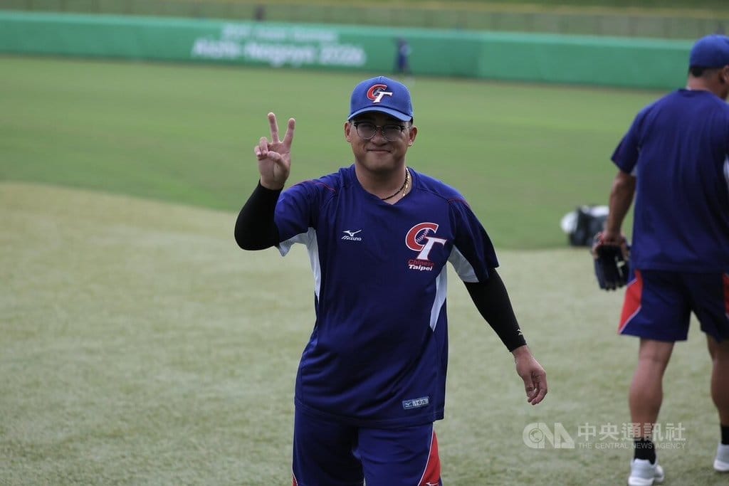 現年25歲的業餘台電投手郭定泓（圖）緊急遞補加入名古屋亞運台灣棒球代表隊陣容，他21日受訪時表示，對這次陣容有信心，只要正常發揮，奪金應該沒有問題。中央社記者翁睿坤名古屋攝　115年9月21日