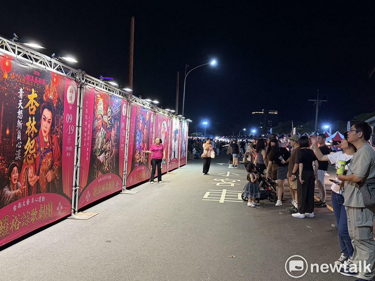 「人生如戲，戲如人生。」這場轟動一時的草根嘉年華終將落幕，當熱鬧散去、燈火闌珊之際，或許更該深思：大家在這場辦桌看戲的盛宴中，究竟品嚐到了什麼人生滋味？又透過這座當代戲台，看見了怎樣的台灣社會心鏡？ 圖：黃博郎／攝