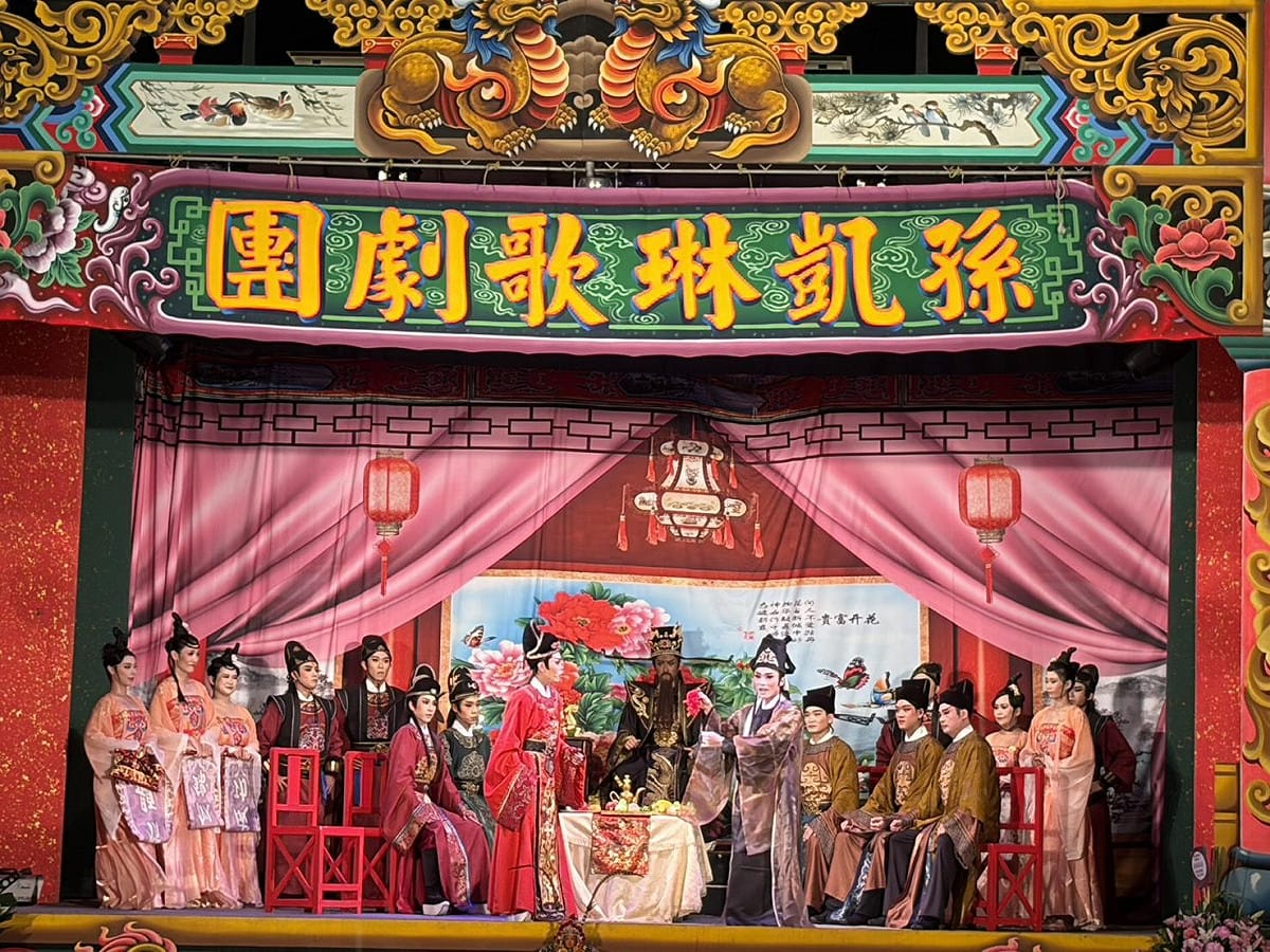 「人生如戲，戲如人生。」這場轟動一時的草根嘉年華終將落幕，當熱鬧散去、燈火闌珊之際，或許更該深思：大家在這場辦桌看戲的盛宴中，究竟品嚐到了什麼人生滋味？又透過這座當代戲台，看見了怎樣的台灣社會心鏡？ 圖：黃博郎／攝