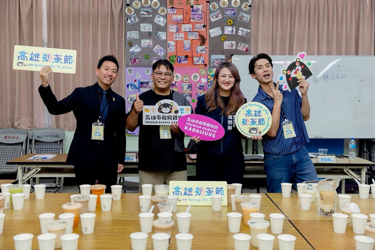 高閔琳(右二)與「2026高雄奶茶節」專業評審團。 圖：高雄市觀光局／提供
