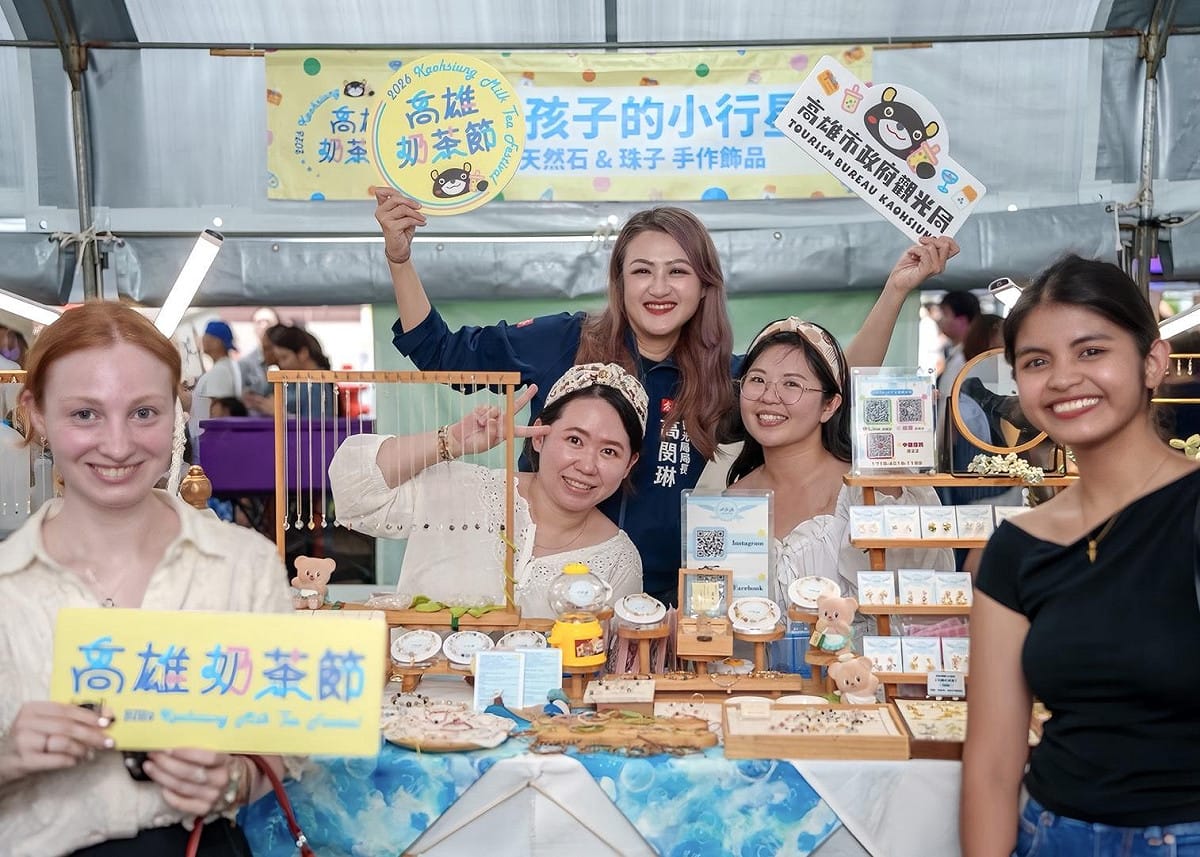「2026高雄奶茶節」吸引來自歐美、印尼、香港等地的自由行旅客走進鹽埕。 圖：高雄市觀光局／提供