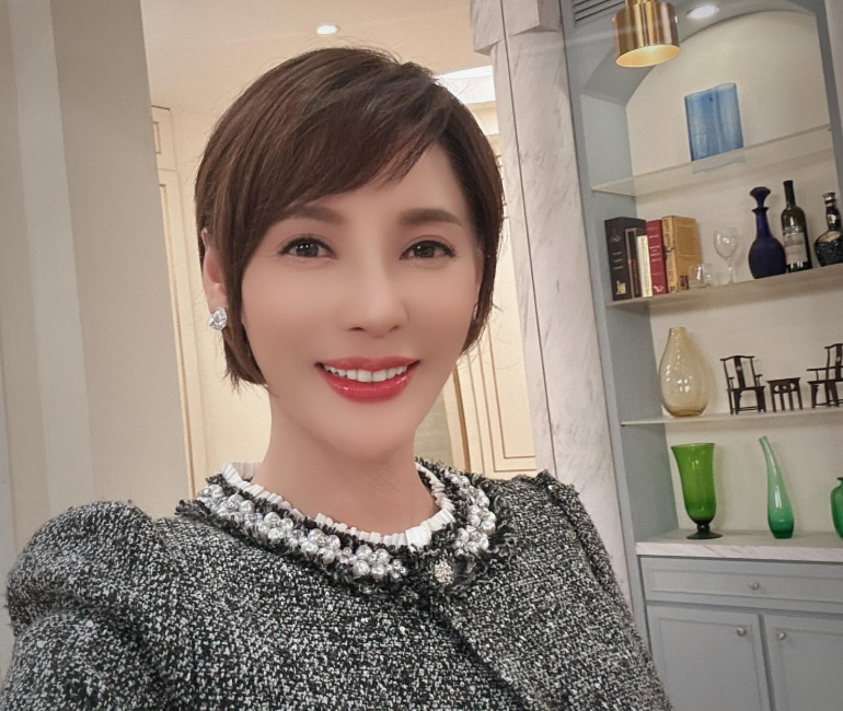 李沛綾與富商前夫戴勝利在2023年離婚，結束18年婚姻。怎料昨(21)日卻傳出，李沛綾遭到前夫家暴，前往警局製作筆錄時，更一度情緒崩潰身體不適急送醫。 圖：翻攝自李沛綾FB