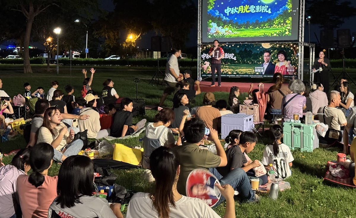 林智鴻舉辦「月光電影院」活動，邀請大小朋友提前歡度中秋。 圖：林智鴻服務處／提供