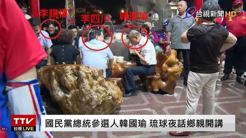四叉貓挖出李四川過去介紹弟弟李賜福給韓國瑜認識並同桌用餐的照片。 圖：擷自四叉貓（劉宇）臉書粉專