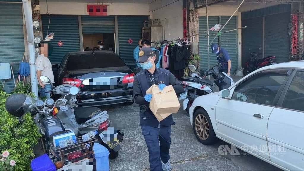 苗栗縣通霄鎮一處民宅22日清晨發生命案，謝姓男子遭弟弟持刀攻擊，造成大量失血身亡，警方獲報趕抵現場，將涉案弟弟帶回釐清案情。中央社記者管瑞平攝　115年9月22日