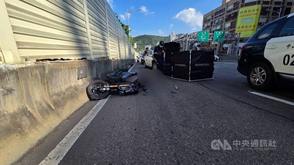 台北市警方22日獲報，大直橋發生大貨車碰撞機車事故，造成騎士張女頭部重創、當場身亡。（翻攝照片）中央社記者黃麗芸傳真 115年9月22日