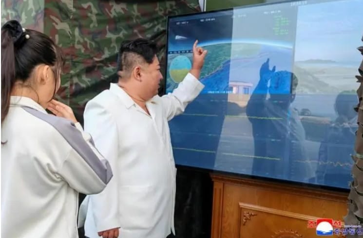 北韓領導人金正恩親自觀摩尖端新型飛彈發射。 圖 : 翻攝自朝中社