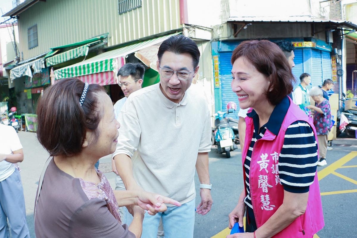 資深市議員黃馨慧陪同江啟臣向選民問候。 圖：江啟臣競辦/提供