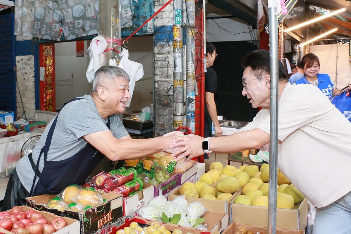 江啟臣向攤商爭取支持。 圖：江啟臣競辦/提供