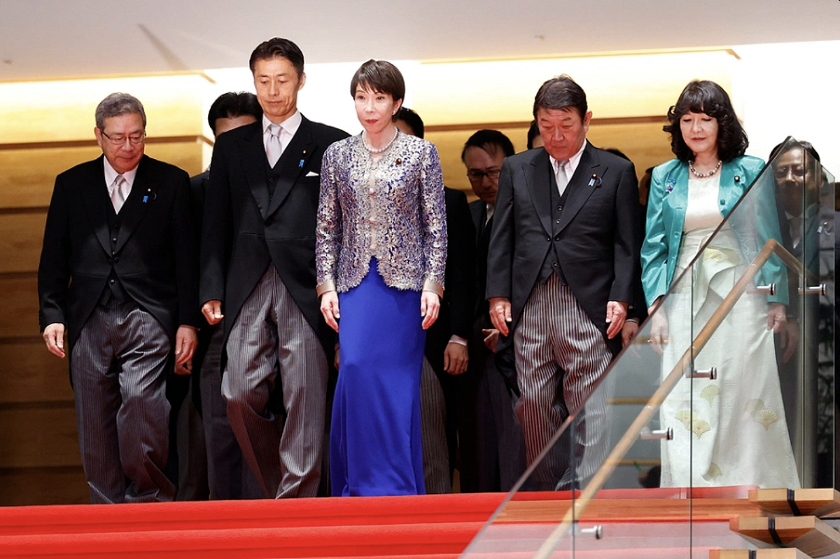 日本政府內閣改組後，首相高市早苗（中）與新內閣成員一同亮相。 圖：翻攝自環球網