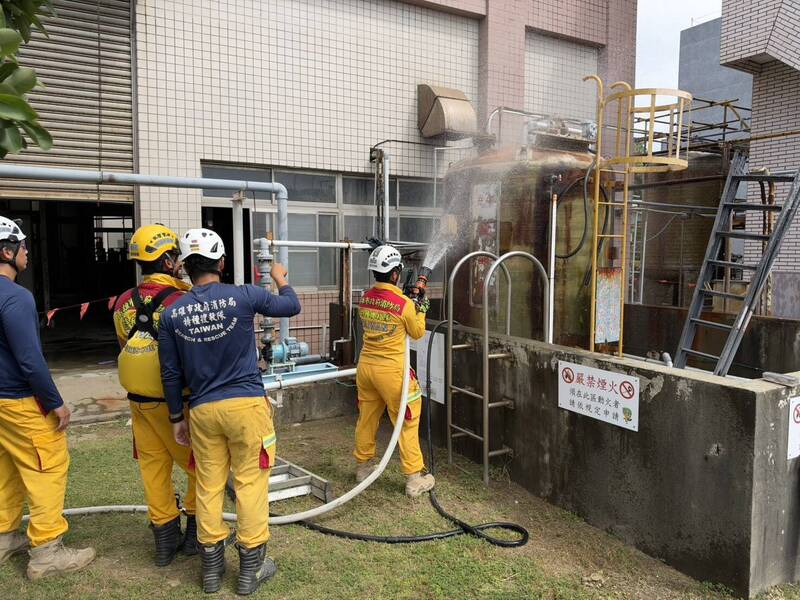高雄台電南部發電廠，鹽酸桶槽維護作業過程中發生工安意外。 圖：翻攝畫面