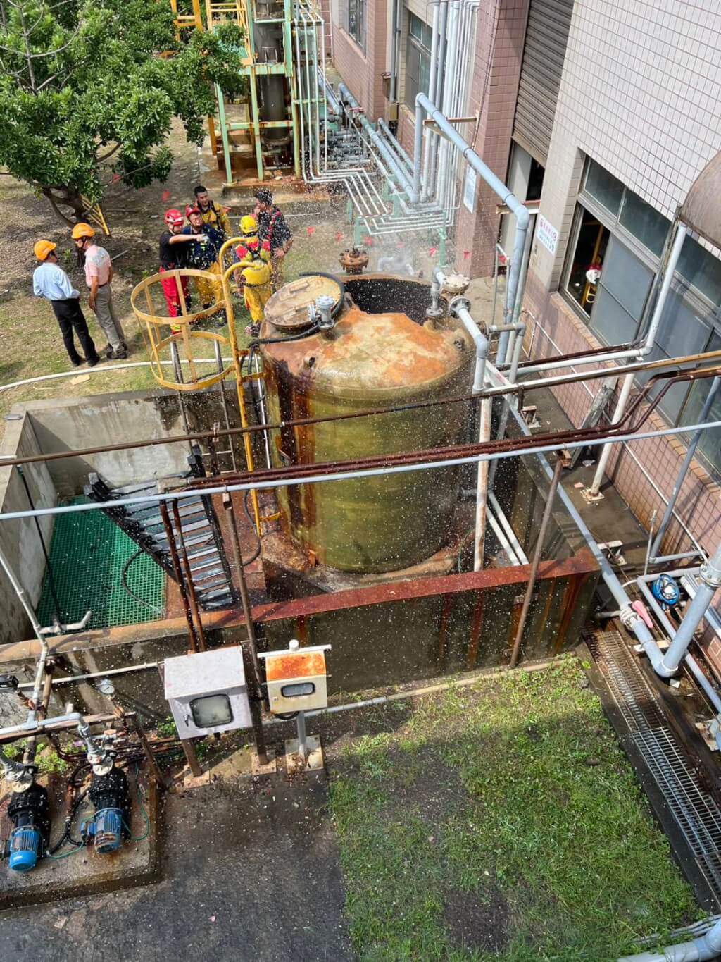位於高雄市前鎮區的南部電廠4號機，22日上午工作人員進行4號機鹽酸桶槽維護作業時發生意外。（台電提供）中央社記者林巧璉傳真　115年9月22日