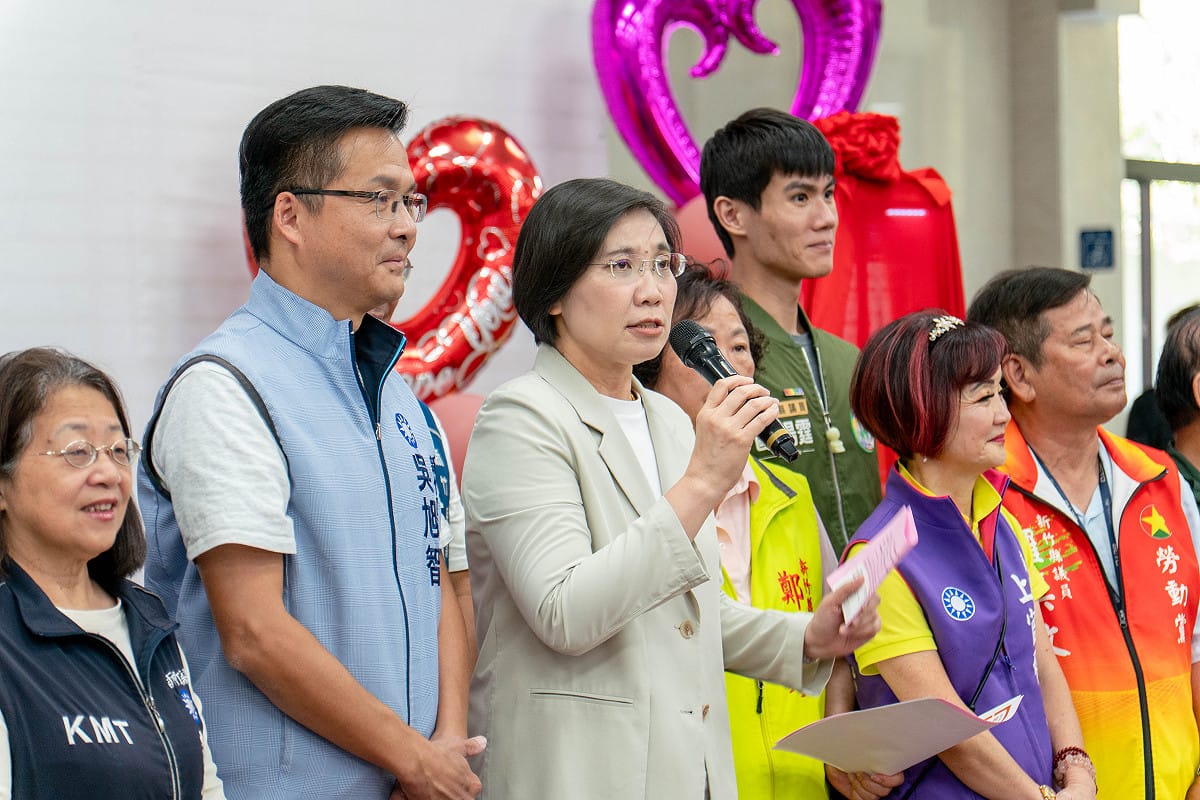 國民黨新竹縣長候選人徐欣瑩（圖中）與竹北市長候選人吳旭智（圖左二）出席新竹縣政府敬老卡愛心卡政策記者會。 圖：徐欣瑩競選辦公室／提供