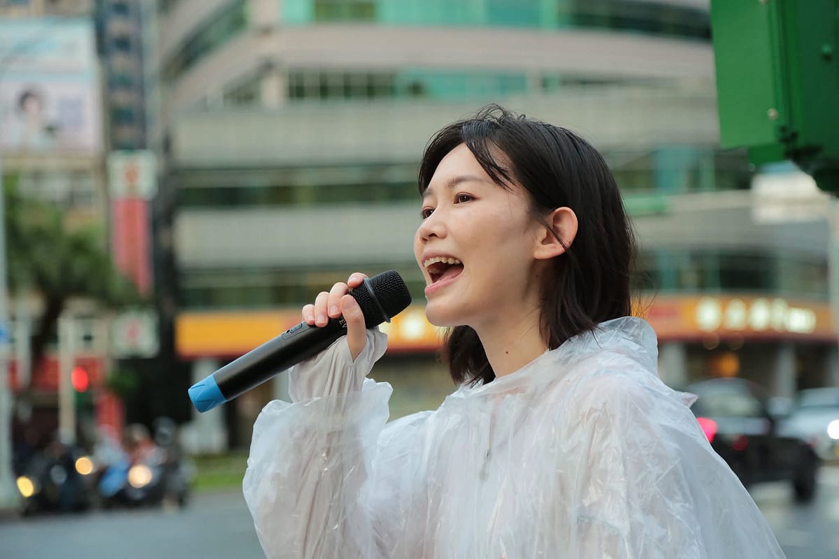 台灣基進台北市港湖區市議員候選人吳欣岱22日表示，沈伯洋的亮眼表現並非橫空出世，是長期累積的專業終於被廣大市民看見。 圖：翻攝自吳欣岱臉書